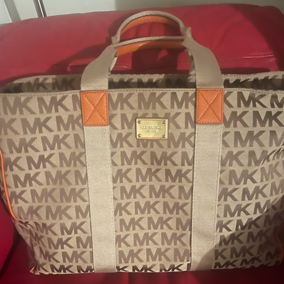 Micheal Kors Large tan tote bag.